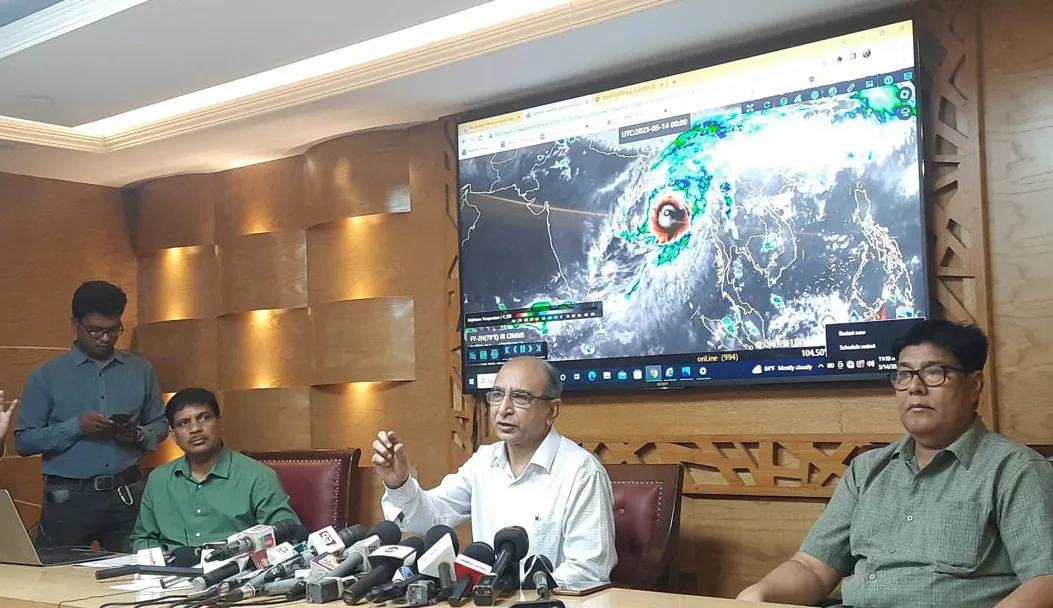 সেন্টমার্টিনে কাঁপছে ভবনগুলো, বাতাসের গতি ১০০ কিমি