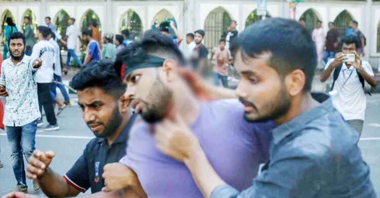 আন্দোলনকারীদের সঙ্গে ছাত্রলীগের দফায় দফায় সংঘর্ষ, আহত ১৫৫