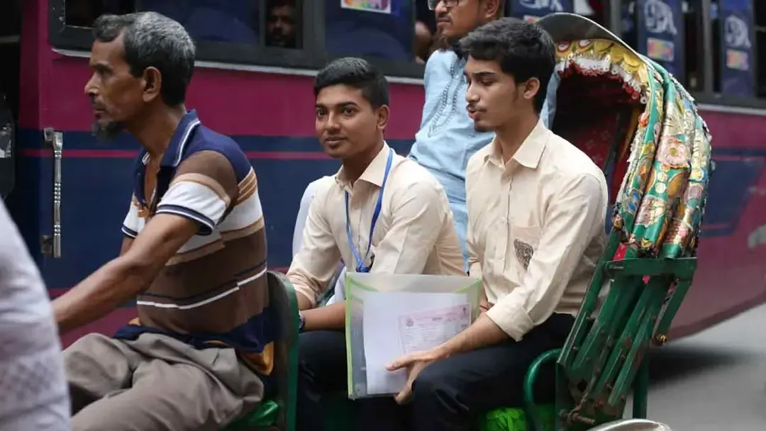 এইচএসসি ও সমমানের পরীক্ষা শুরু, কেন্দ্রে কেন্দ্রে কড়া নজরদারি