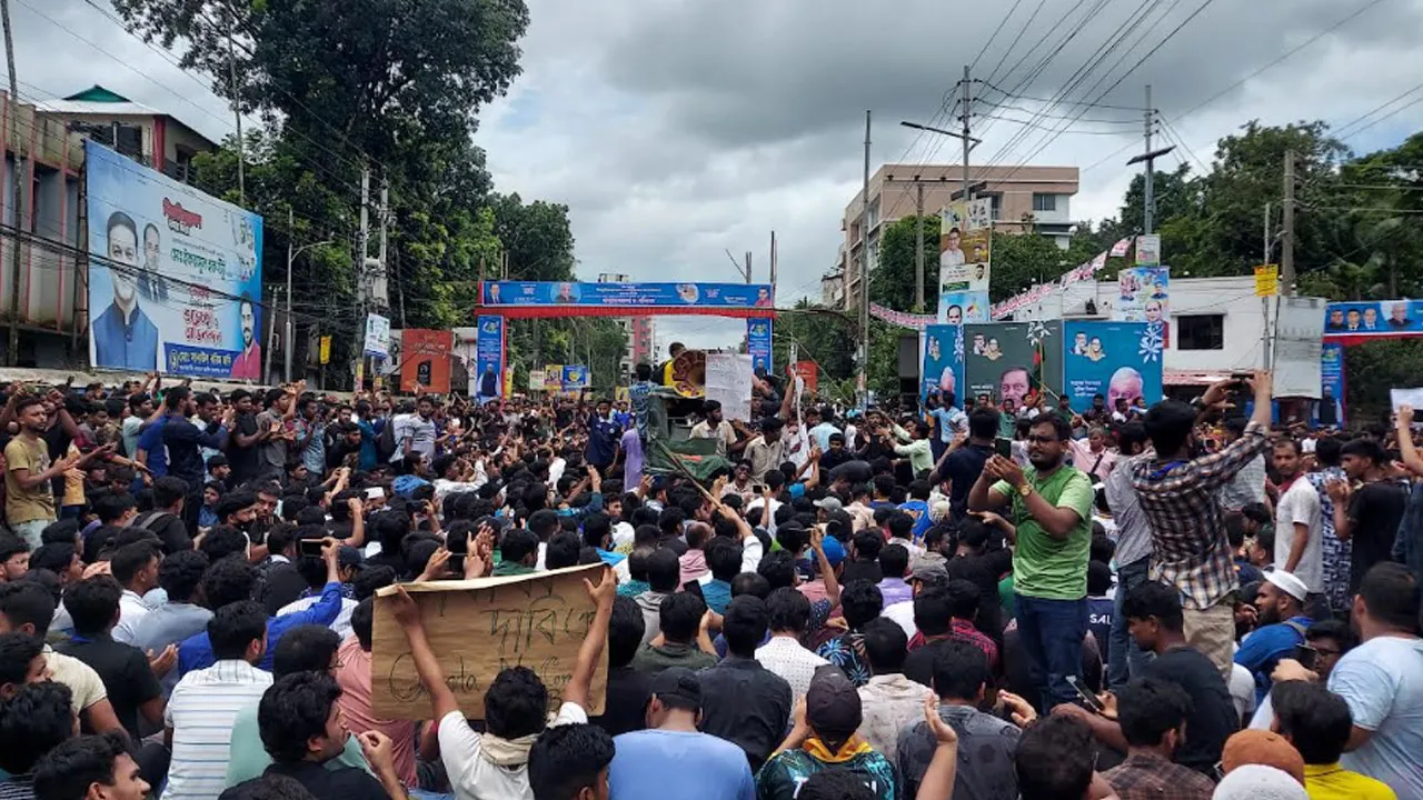 ময়মনসিংহে শিক্ষার্থীদের অবরোধ-বিক্ষোভ