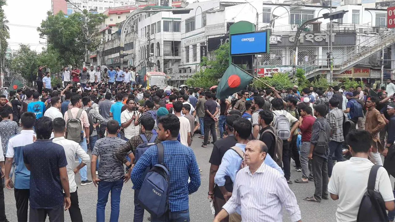 সাইন্সল্যাব মোড়ে ঢাকা কলেজ শিক্ষার্থীদের অবরোধ
