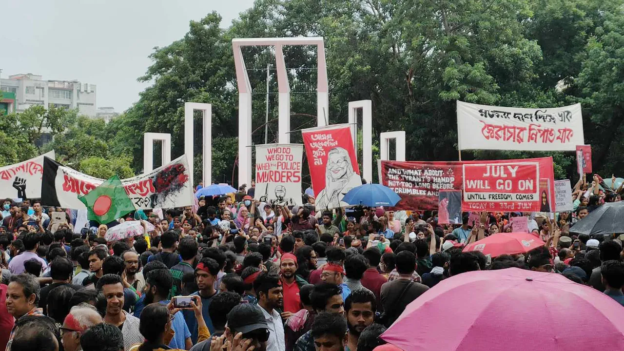 শহীদ মিনারে বিক্ষুব্ধ শিক্ষার্থীদের জমায়েত