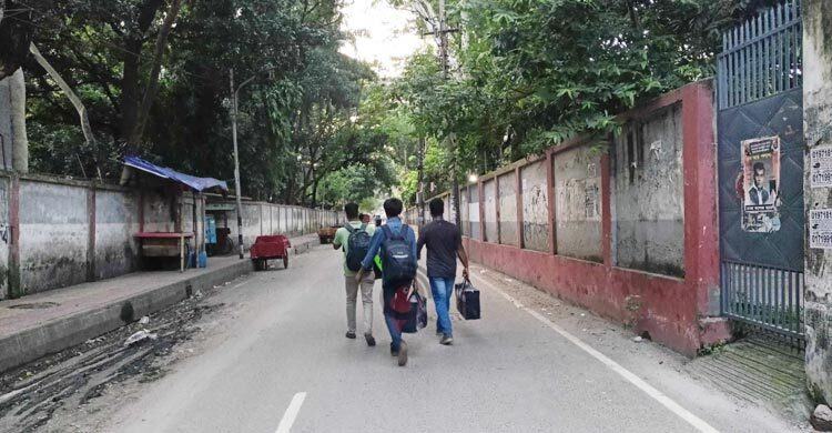 আতঙ্কে হল ছাড়ছেন ঢাকা কলেজের শিক্ষার্থীরা
