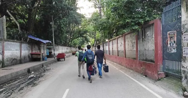 আতঙ্কে হল ছাড়ছেন ঢাকা কলেজের শিক্ষার্থীরা