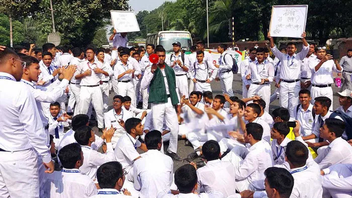 ঢাকা রেসিডেন্সিয়ালের শিক্ষার্থীদের বিক্ষোভ, যানজটে ভোগান্তি