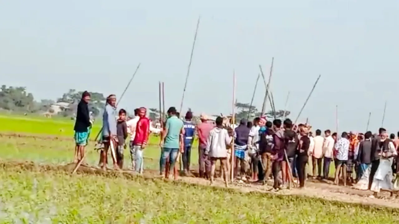 ধান খাওয়া নিয়ে দুই পক্ষের সংঘর্ষ, আহত ৪০