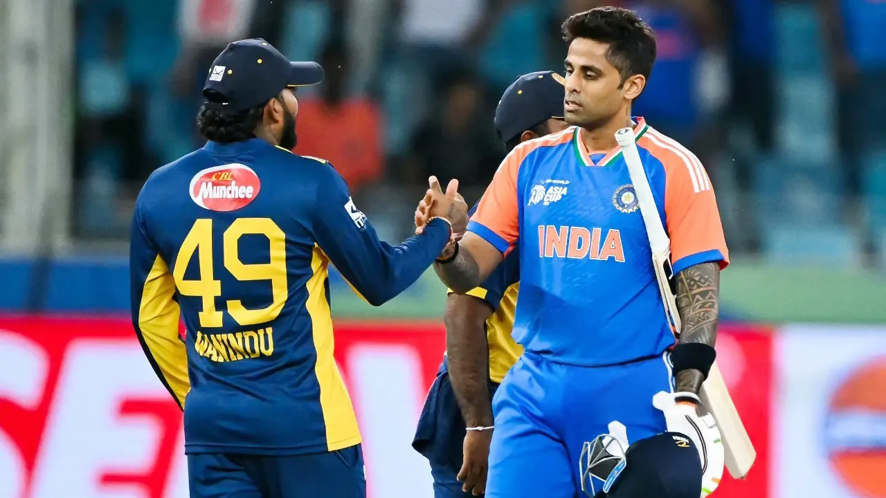 রুদ্ধশ্বাস লড়াইয়ে শ্রীলঙ্কাকে হারিয়ে সুপার ওভারে ভারতের জয়