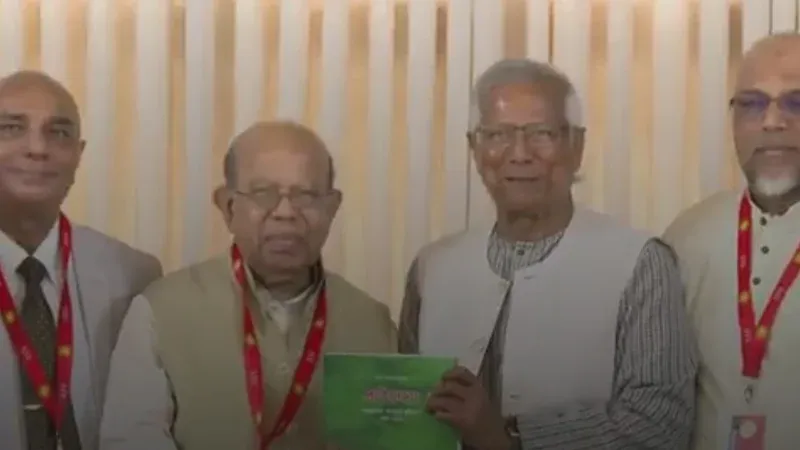 প্রধান উপদেষ্টার কাছে প্রতিবেদন জমা দিয়েছে স্বাস্থ্য সংস্কার কমিশন