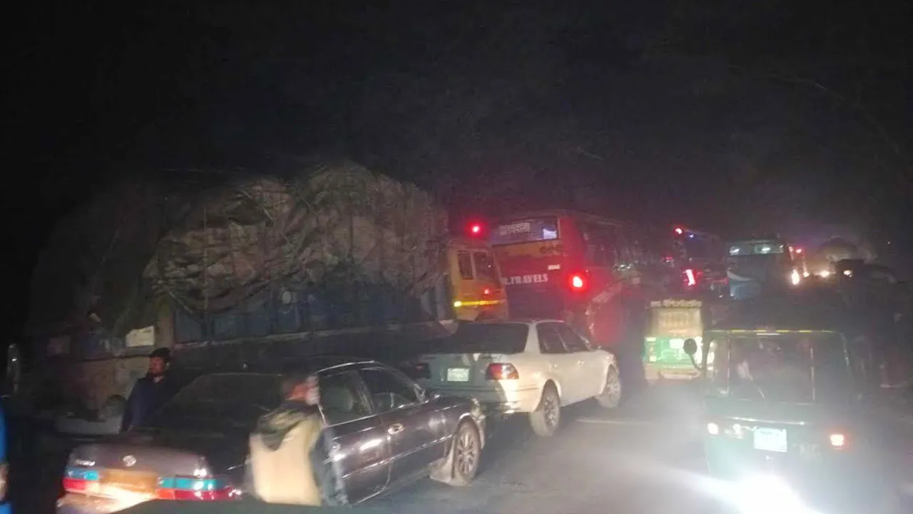 শ্রমিক নেতাদের আটকের প্রতিবাদে মহাসড়ক অবরোধ