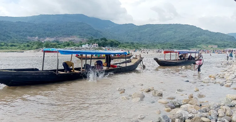 মাটিচাপা অবস্থায় মিললো পাথর, জব্দ আরও ৪৫ হাজার ঘনফুট