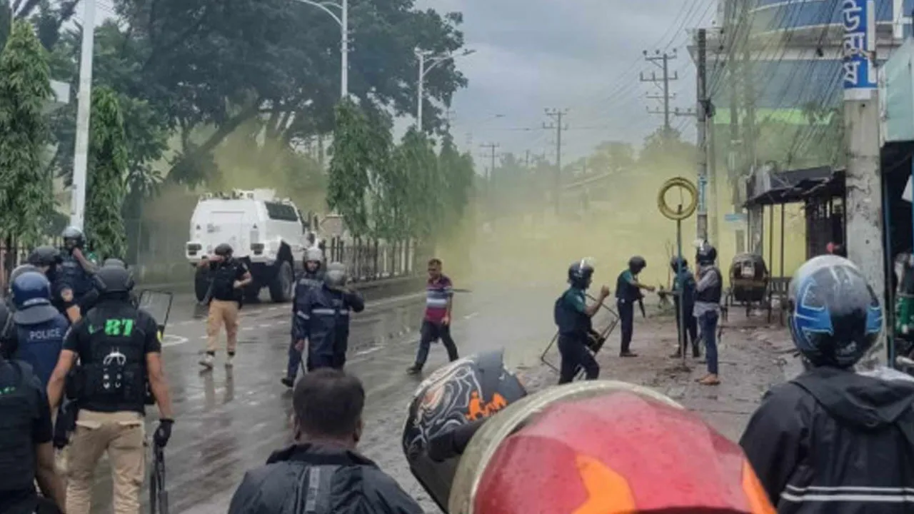 সিলেটে শিক্ষার্থী-পুলিশ সংঘর্ষ, টিয়ারশেল-সাউন্ড গ্রেনেড নিক্ষেপ