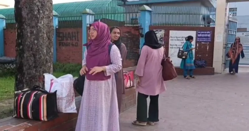 বাকৃবির শিক্ষার্থীরা ত্যাগ করছেন
