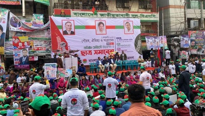 সড়কে মঞ্চ বানিয়ে ছাত্রদলের সমাবেশ, পুলিশের সতর্ক অবস্থান