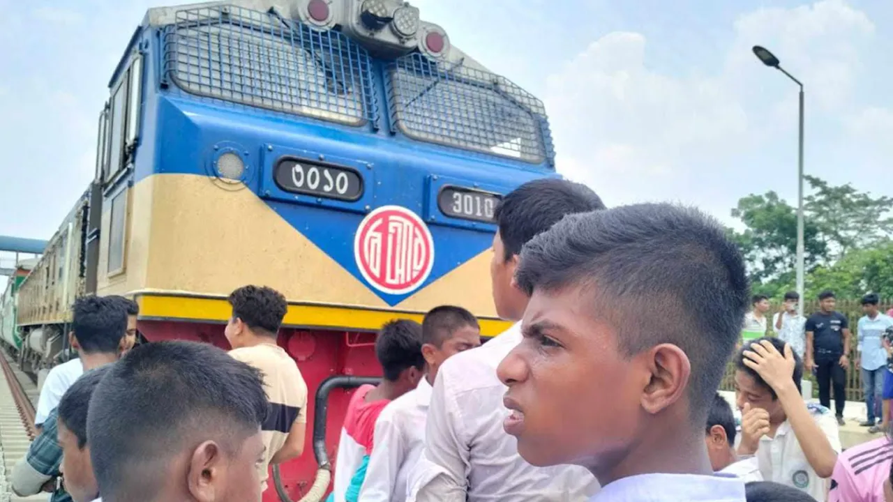চট্টলা এক্সপ্রেস ট্রেনে কাটা পড়ল স্কুলছাত্রী, রেললাইনে অবরোধ