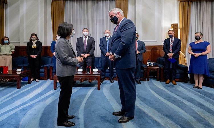 US governor visits Taiwan after China drills