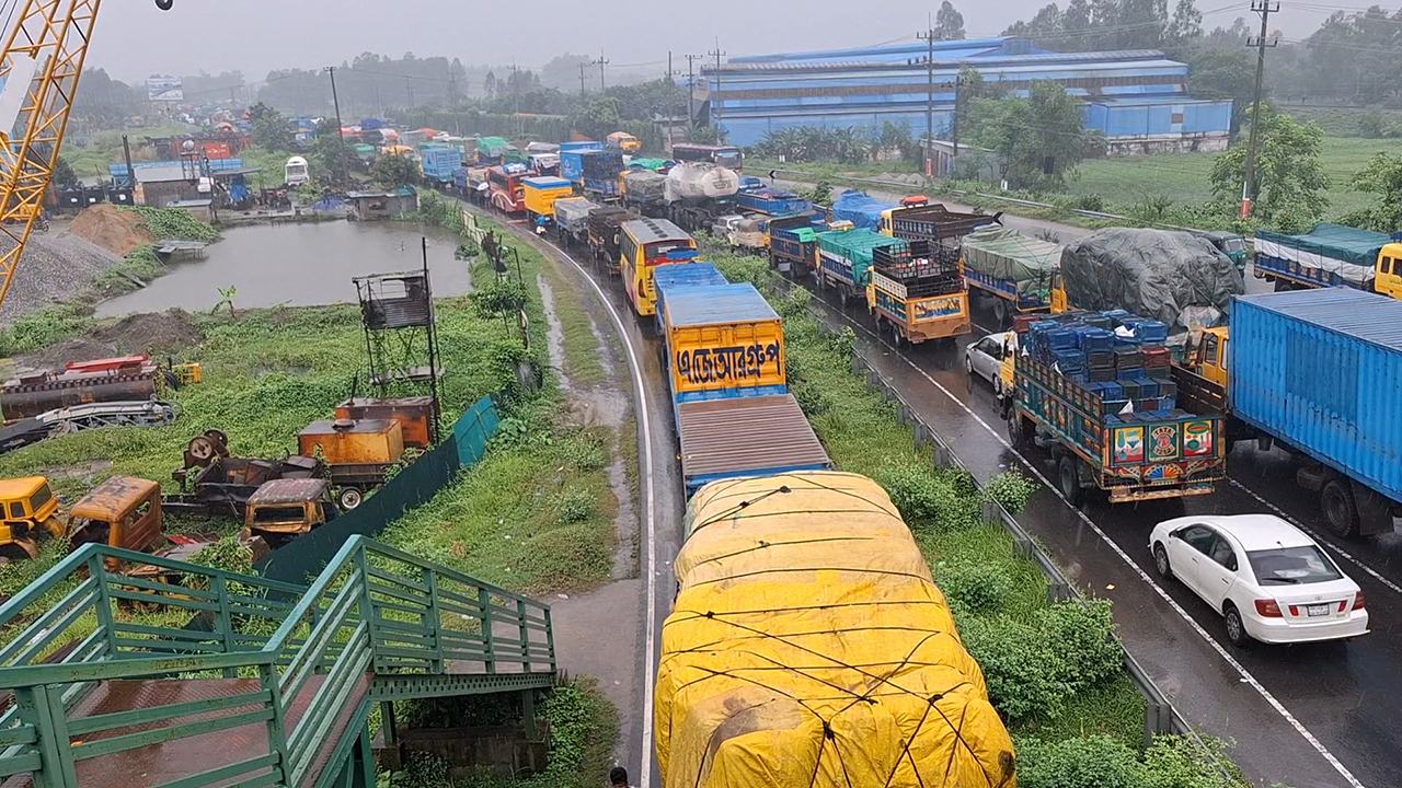 ঢাকা-টাঙ্গাইল-বঙ্গবন্ধু সেতু মহাসড়কে ২৫ কিলোমিটার যানজট