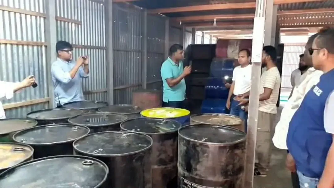 টাঙ্গাইলে ৪৬২০ লিটার তেল মজুত, সোয়া লাখ টাকা জরিমানা