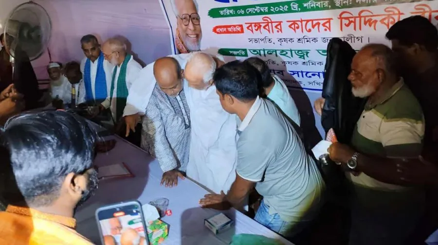 স্টেজে হঠাৎ অসুস্থ কাদের সিদ্দিকী
