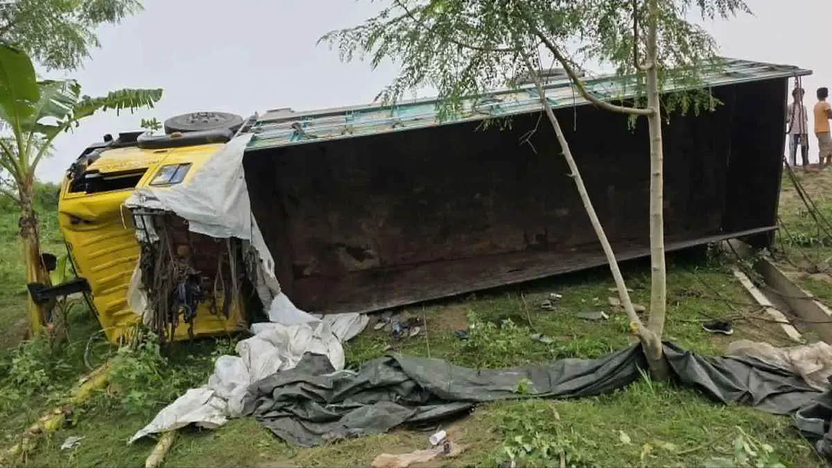 রডবোঝাই ট্রাক উল্টে ভয়াবহ দুর্ঘটনায় নিহত ১৭