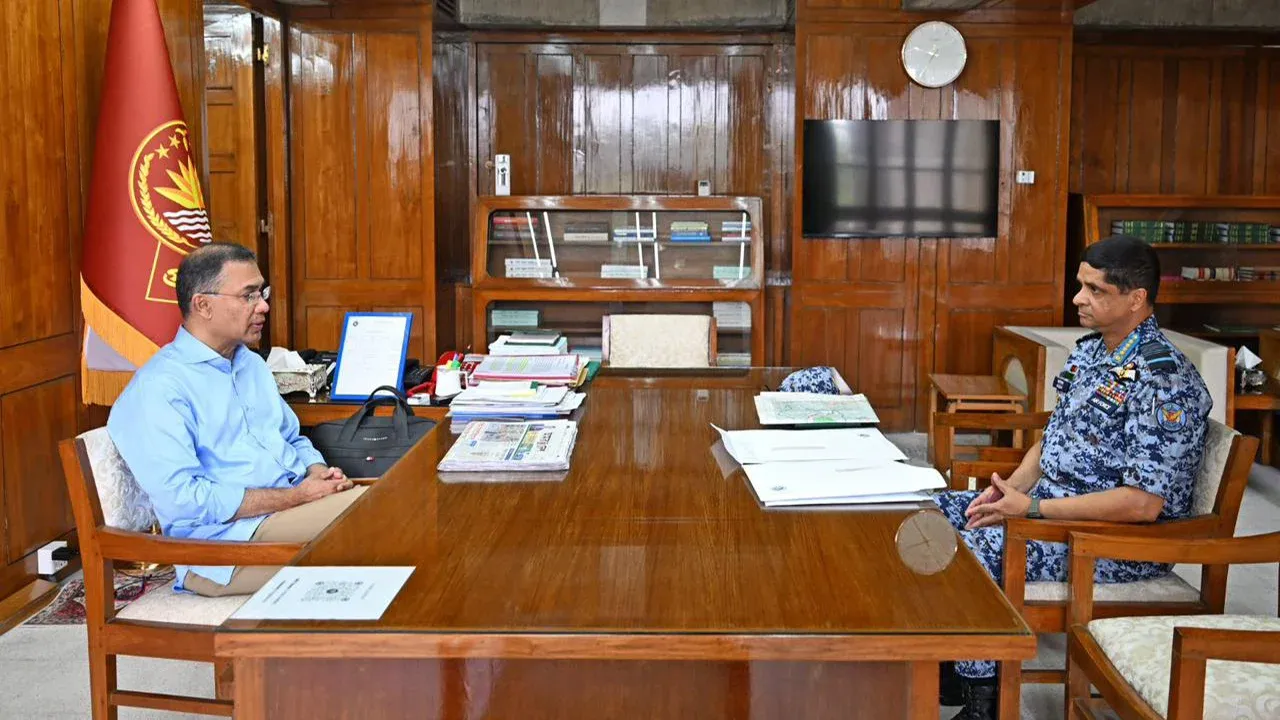 প্রধানমন্ত্রীর সঙ্গে বিমান বাহিনী প্রধানের সাক্ষাৎ