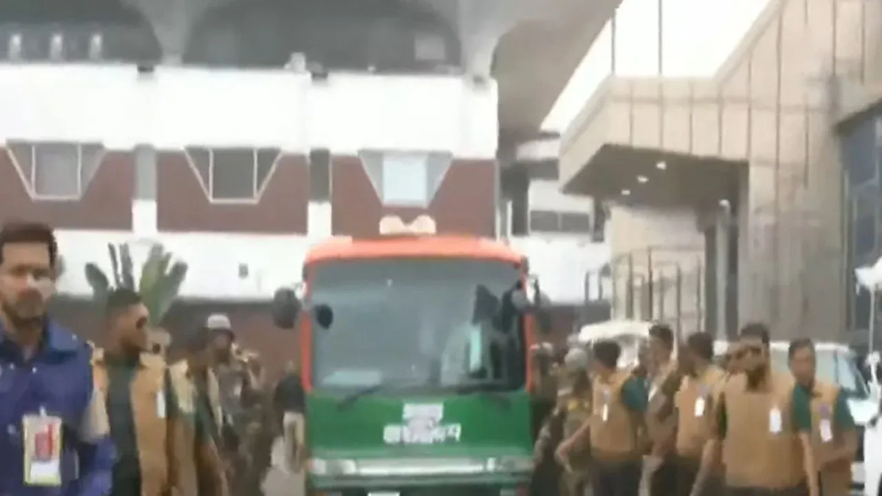 বিমানবন্দর থেকে সংবর্ধনাস্থলে যাচ্ছেন তারেক রহমান