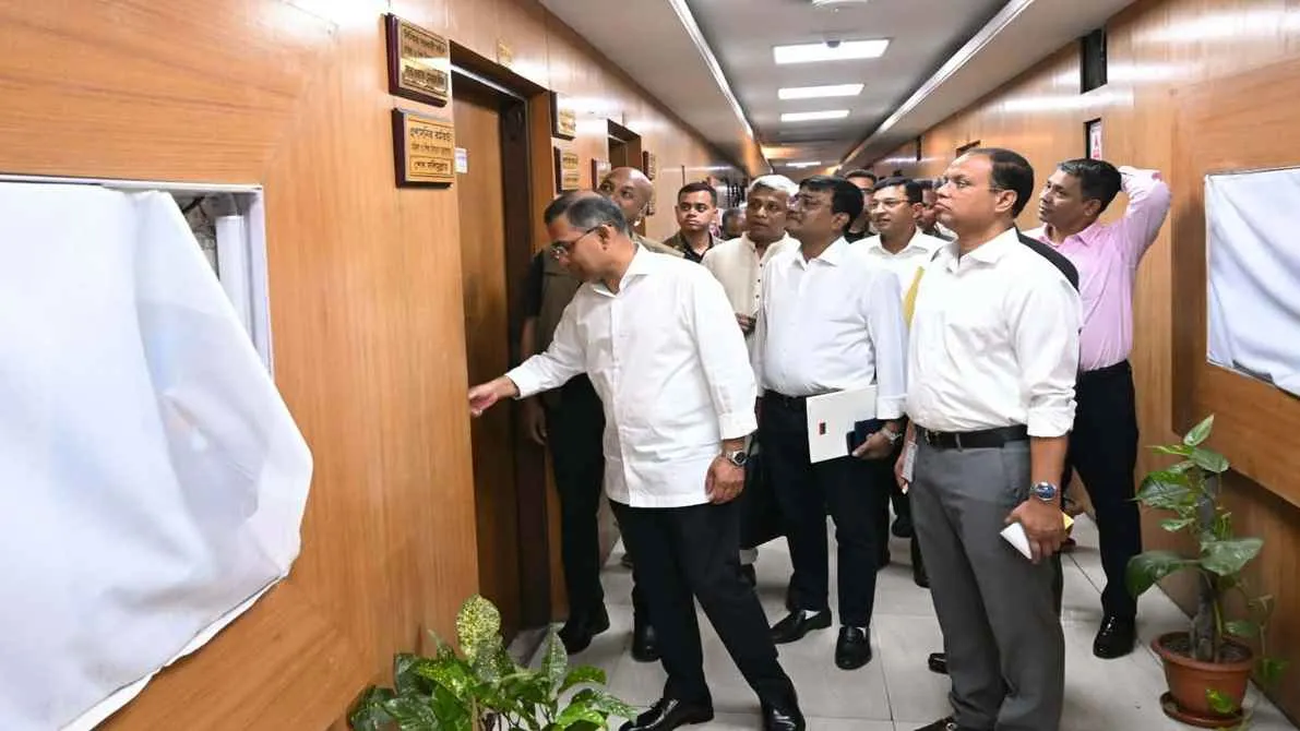 সচিবালয়ে ঢুকেই দফতরে দফতরে আকস্মিক পরিদর্শনে প্রধানমন্ত্রী