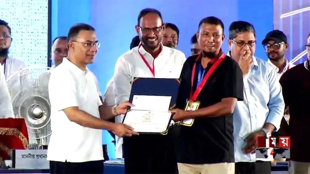 প্রধানমন্ত্রীর হাত থেকে স্বর্ণপদক নিলেন ‘আওয়ামী লীগ নেতা