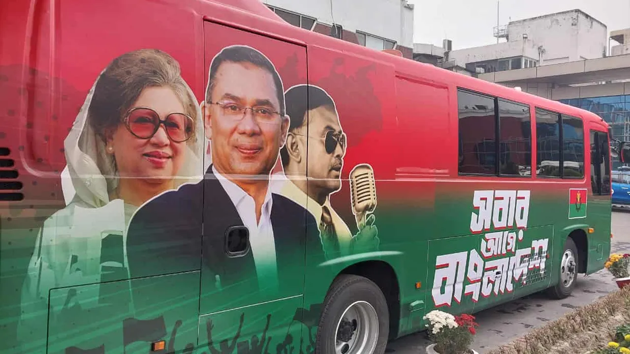 তারেক রহমানকে বহনে প্রস্তুত ‘সবার আগে বাংলাদেশ’ লেখা বাস