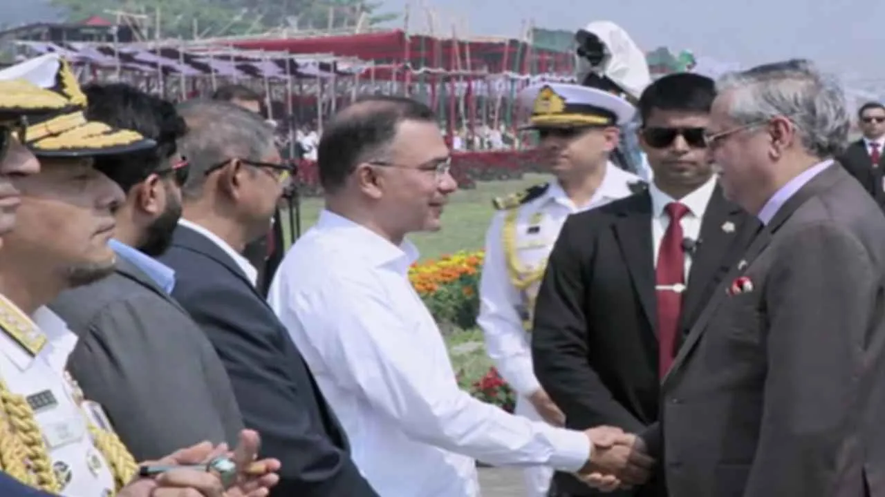 কুচকাওয়াজে যোগ দিয়েছেন রাষ্ট্রপতি-প্রধানমন্ত্রী