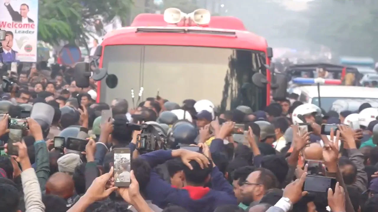 বাবার কবরের পাশে তারেক রহমান