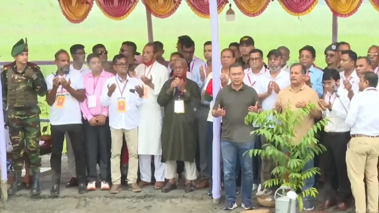 অংশ নিয়েছেন বৃক্ষরোপণ কর্মসূচিতে