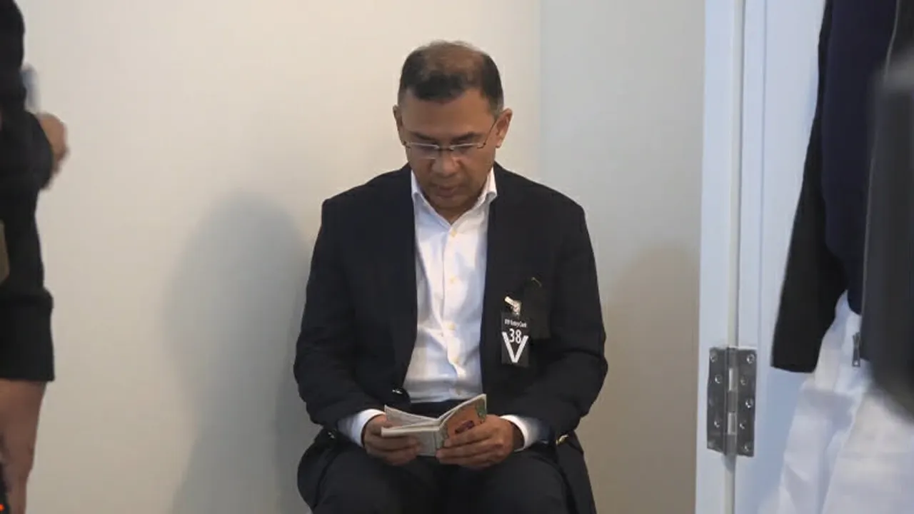 মায়ের কফিনের পাশে তারেক রহমানের কোরআন তেলাওয়াত