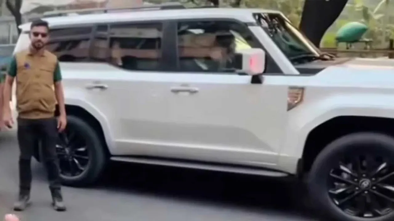 তারেক রহমানের গাড়িতে লাগানো খামটির রহস্য?