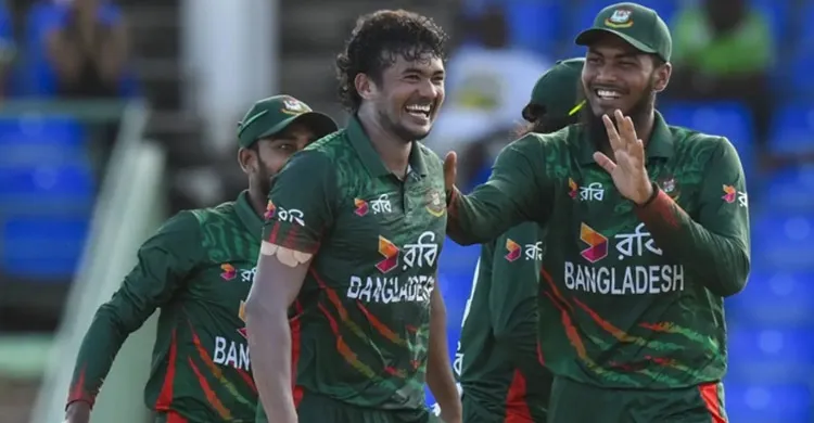 ২ ওভারে ৩ উইকেট হারিয়ে চাপে ওয়েস্ট ইন্ডিজ