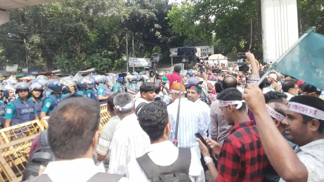 ব্যারিকেড ভেঙে শাহবাগে শিক্ষকদের অবস্থান, যানচলাচল বন্ধ