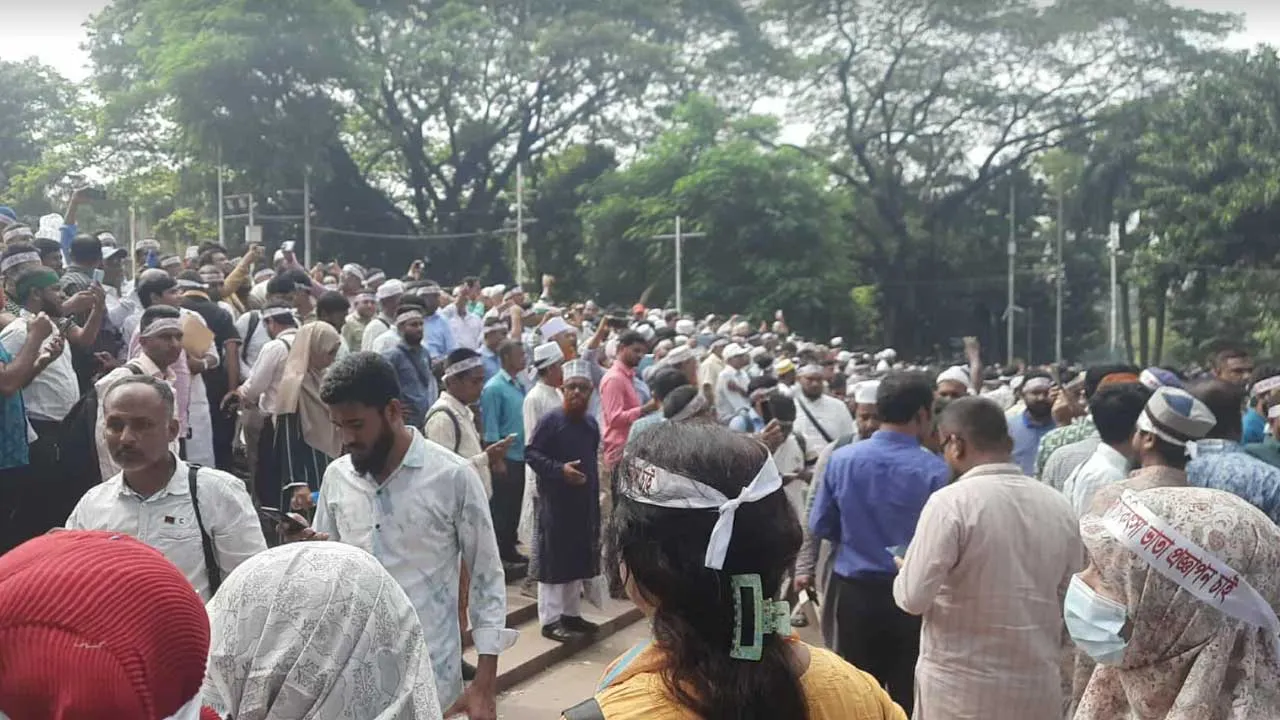 ‘মার্চ টু সচিবালয়’ কর্মসূচিতে অংশ নিতে শহীদ মিনারে হাজার হাজার শিক্ষক