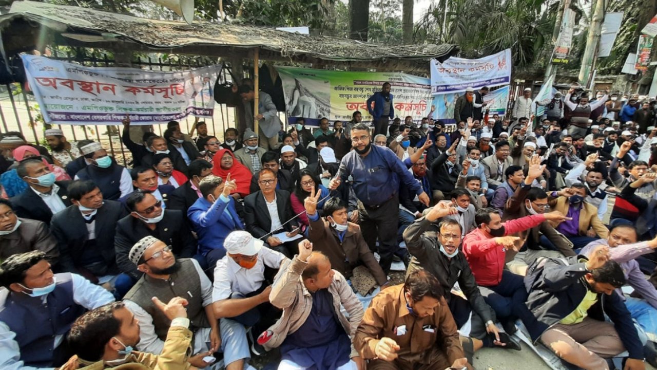 teacher-protest-20250809142037