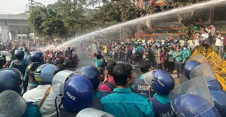 প্রাথমিকের তৃতীয় ধাপে নিয়োগ: সচিবালয়মুখী মিছিলে লাঠিপেটা, জলকামান