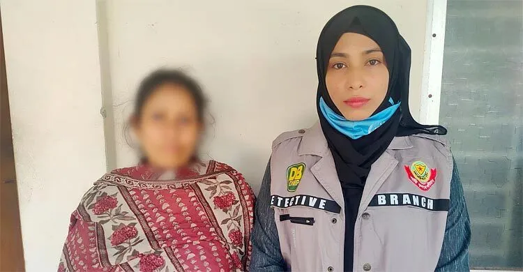 সাবেক সচিবের মেয়ে চুরি করেন ৮০০ মোবাইল, ডাক্তার সাজতে গিয়ে ধরা