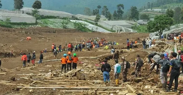 ইন্দোনেশিয়ায় ভূমিধসে নিহত বেড়ে ৫৫, এখনও নিখোঁজ ২৫