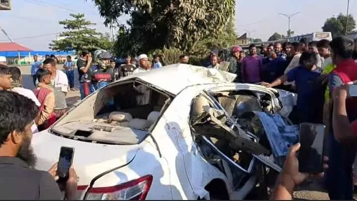 সাভারে বাস-প্রাইভেটকার সংঘর্ষে নিহত ৩