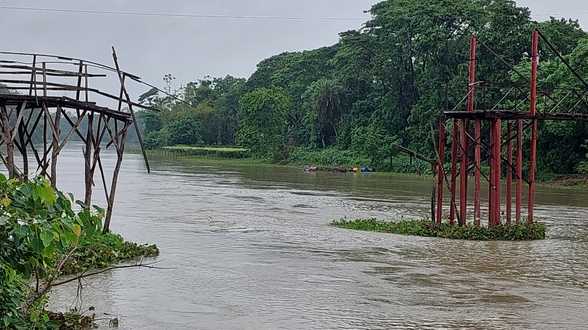 স্রোতের তোড়ে ভাঙল কাঠের সেতু, দুর্ভোগ চরমে