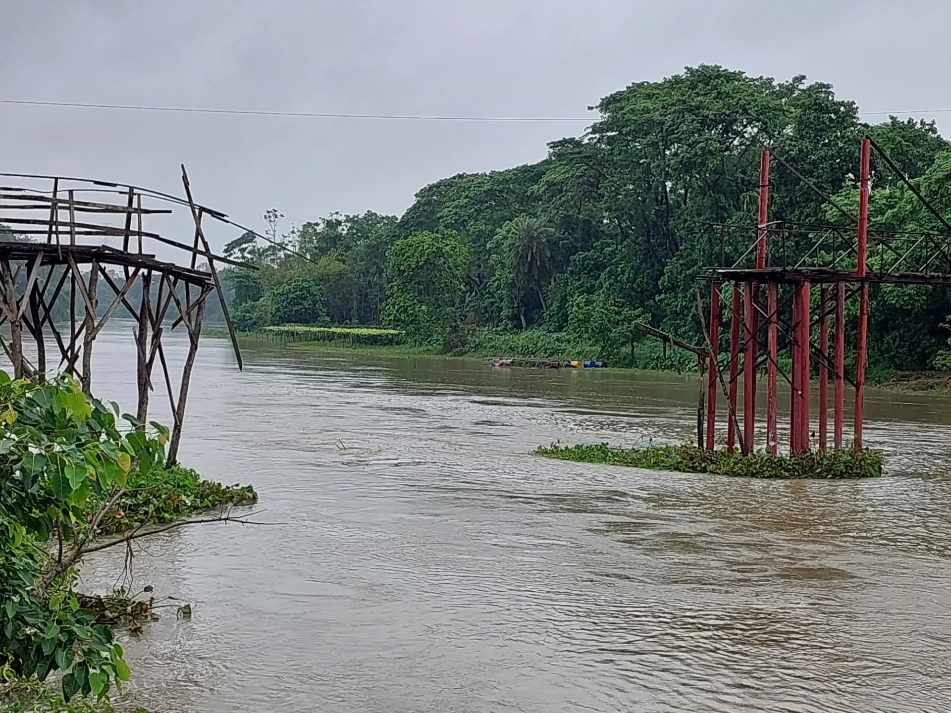 স্রোতের তোড়ে ভাঙল কাঠের সেতু, দুর্ভোগ চরমে