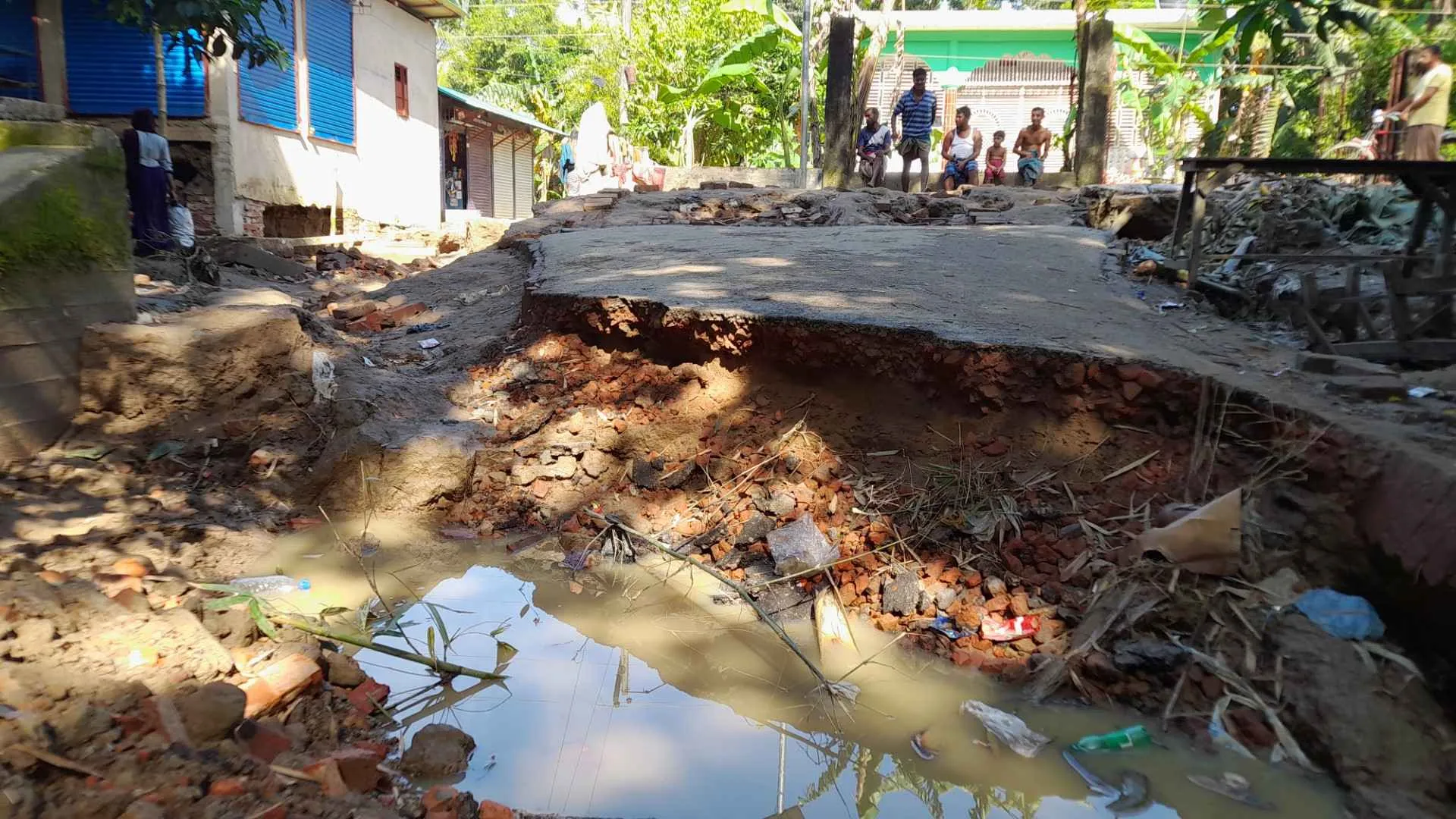 ফেনীর ৪৫০ কিলোমিটার সড়ক ‘সম্পূর্ণ ক্ষতিগ্রস্ত’, ভোগান্তি চরমে