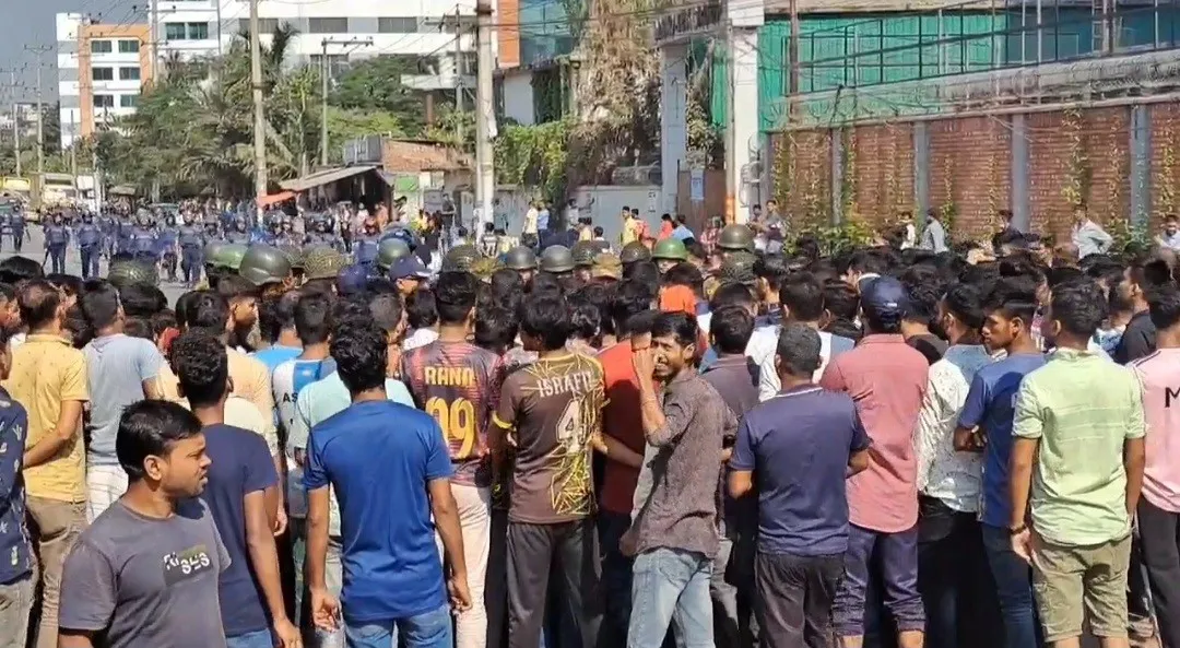 গাজীপুরে পোশাক শ্রমিকদের সড়ক অবরোধ, ভোগান্তি