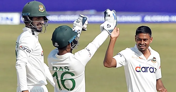 বৃষ্টির আগে প্রোটিয়া অধিনায়ককে ফেরালেন তাইজুল