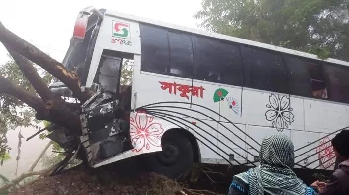 বরিশালে বাস-ট্রলির সংঘর্ষ, নিহত ২