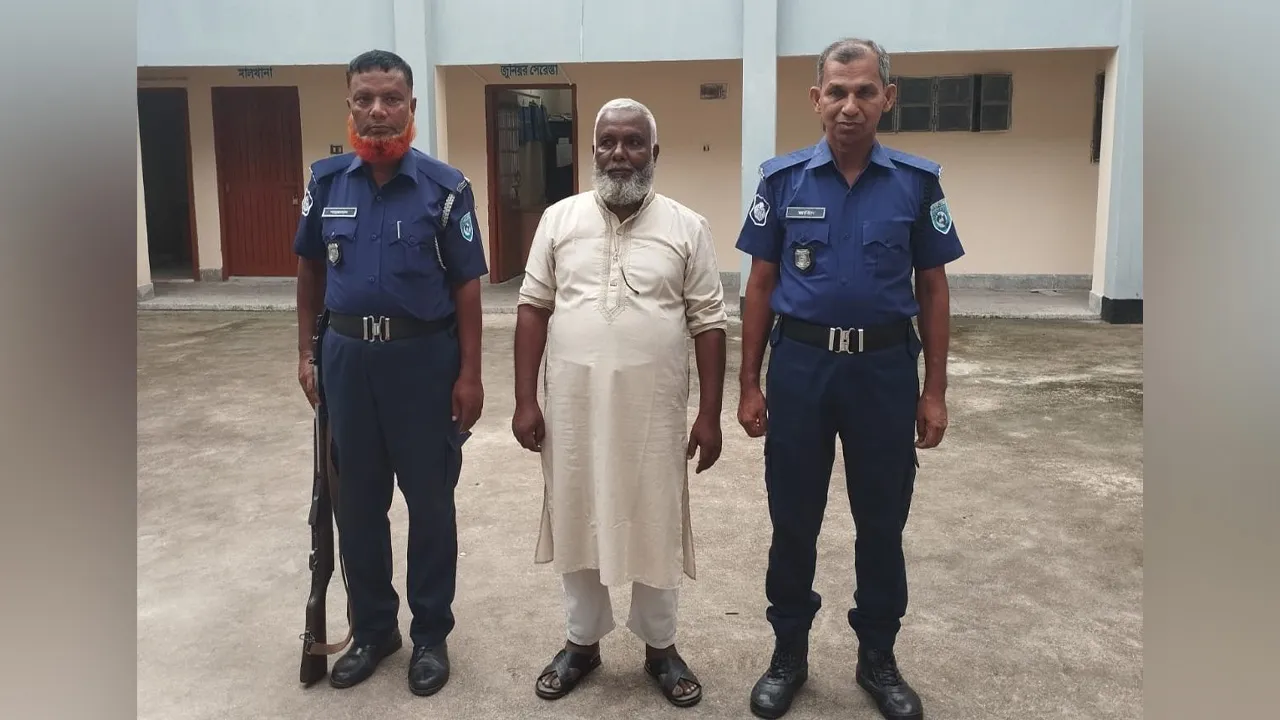 কাউনিয়ায় টিসিবির কার্ড প্রদানে টাকা নেওয়ার অভিযোগে ইউনিয়ন চেয়ারম্যান আটক