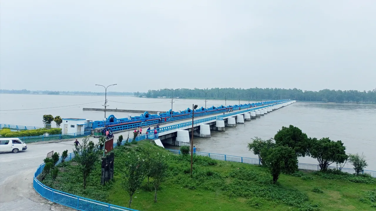 বন্যা ও ভাঙন আতঙ্কে নদী পাড়ের হাজারো মানুষ