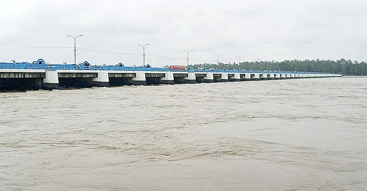 হু হু করে বাড়ছে তিস্তার পানি